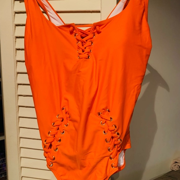 A real “wow” factor swimsuit - Picture 2 of 2